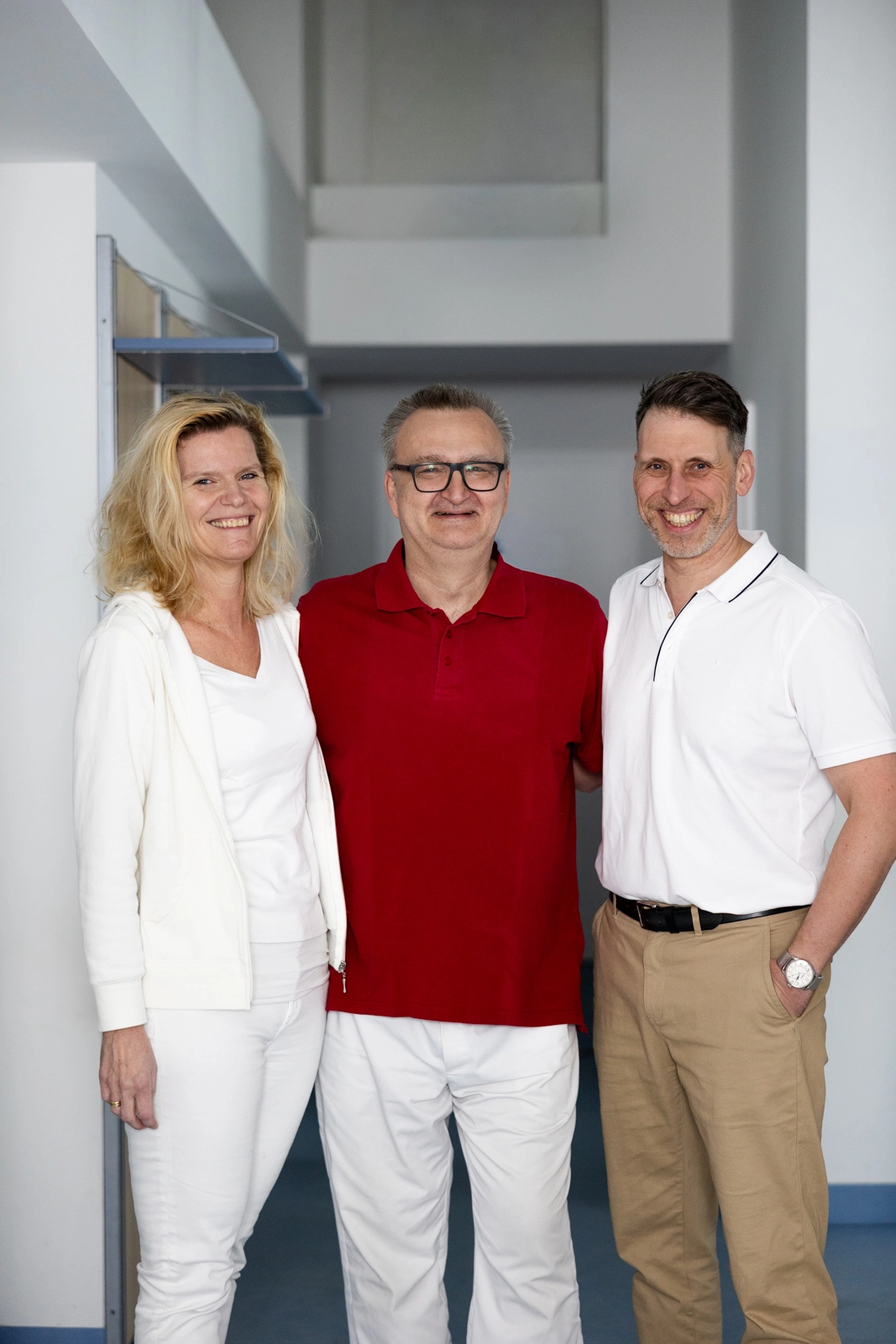 Dr. Arne Ebermann, Facharzt für Innere Medizin, mit zwei Kollegen in der Ordination