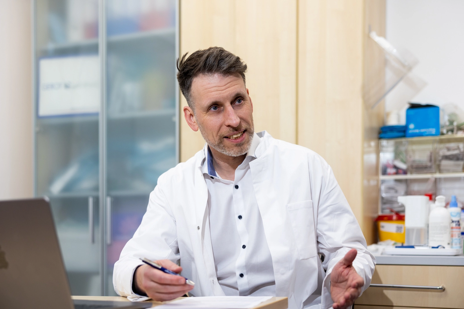 Dr. Arne Ebermann bei der Befundbesprechung mit einem Patienten