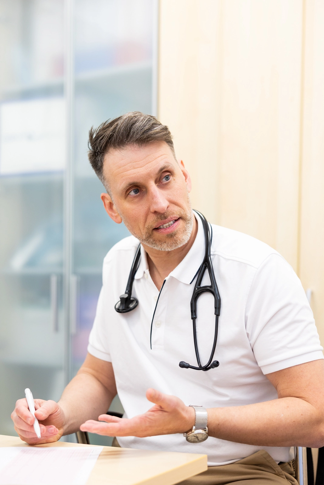 Dr. Arne Ebermann im Gespräch bei einer medizinischen Befundbesprechung